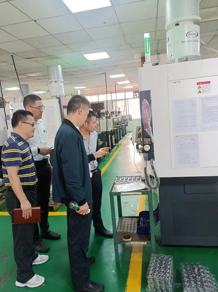 走訪車間，介紹公司經(jīng)營情況