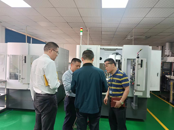 走訪車間，介紹公司經(jīng)營情況