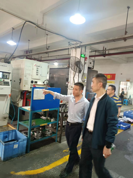 走訪車間，介紹公司經(jīng)營情況